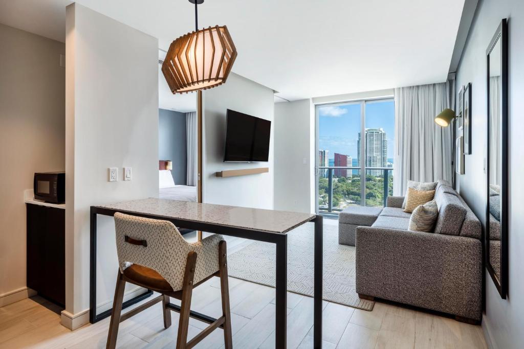 TV a/nebo společenská místnost v ubytování Atwell Suites Miami Brickell by IHG