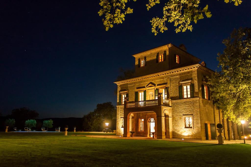 a large stone house at night at Villa Nena in Tolentino