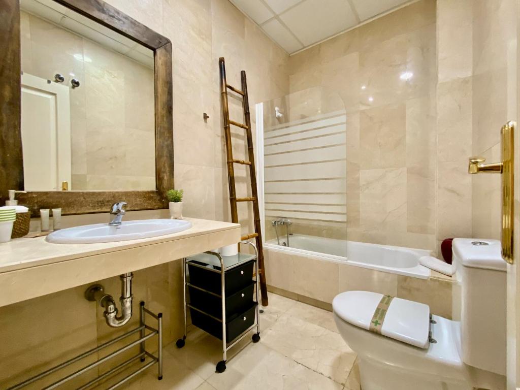 A bathroom at Gran Vía VI - En pleno Centro de Madrid