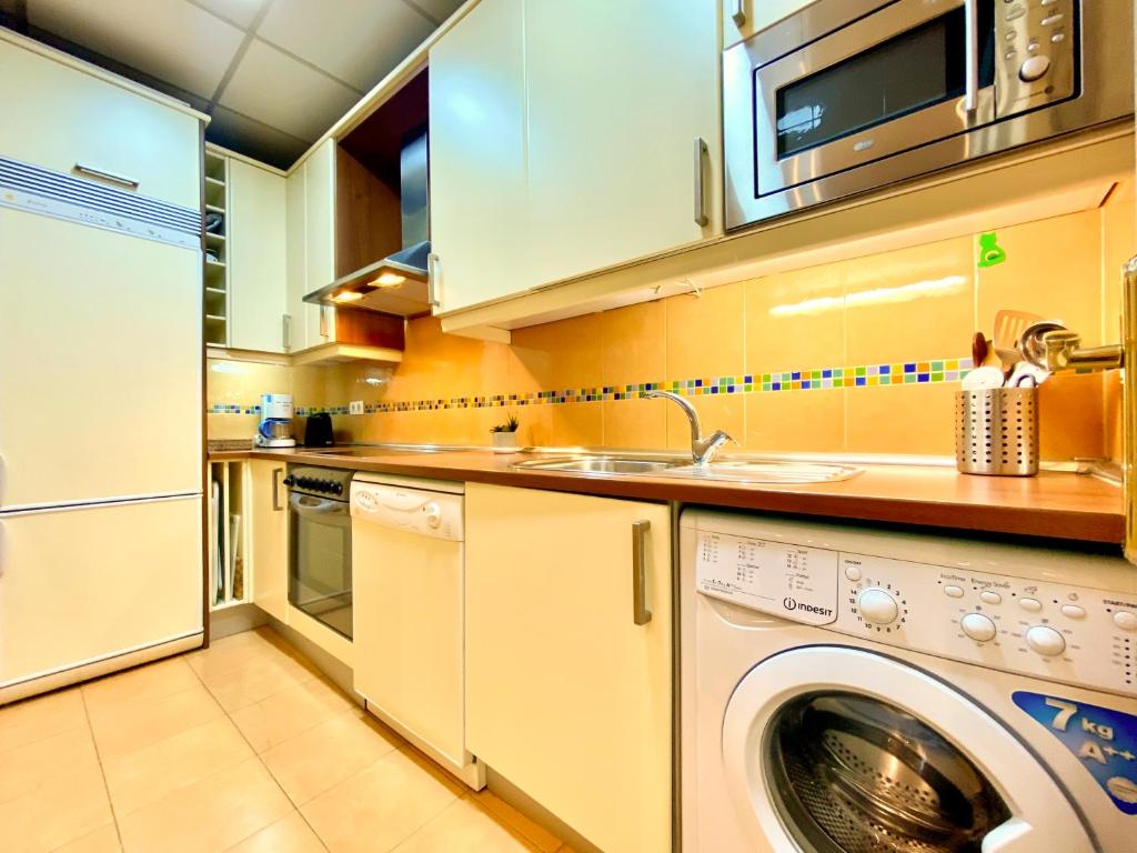 A kitchen or kitchenette at Gran Vía VI - En pleno Centro de Madrid