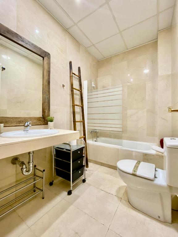 A bathroom at Gran Vía VI - En pleno Centro de Madrid