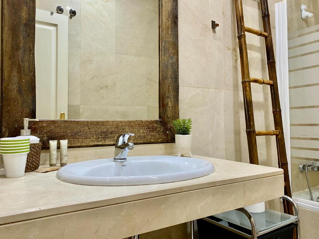 A bathroom at Gran Vía VI - En pleno Centro de Madrid