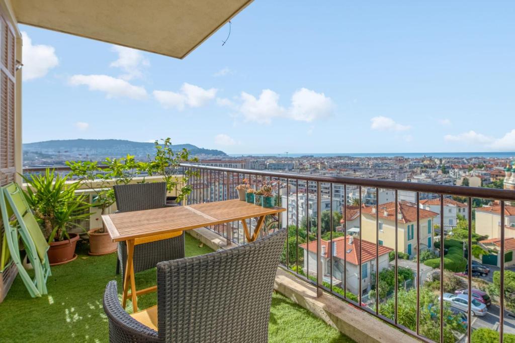 un balcon avec une table et des chaises et une vue dans l'établissement Appartement Ayres - Welkeys, à Nice