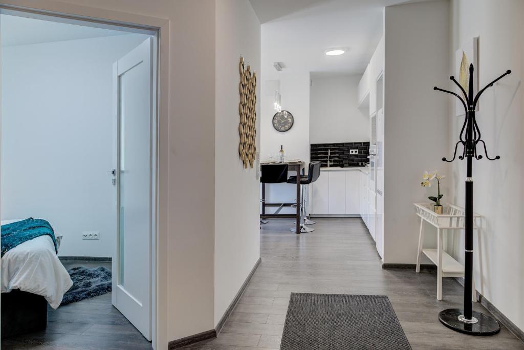 Posteľ alebo postele v izbe v ubytovaní Garbary 104 - Modern Apt near Old Town - King Bed - Free Parking