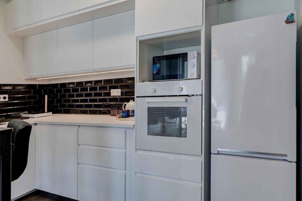 Kuchyňa alebo kuchynka v ubytovaní Garbary 104 - Modern Apt near Old Town - King Bed - Free Parking