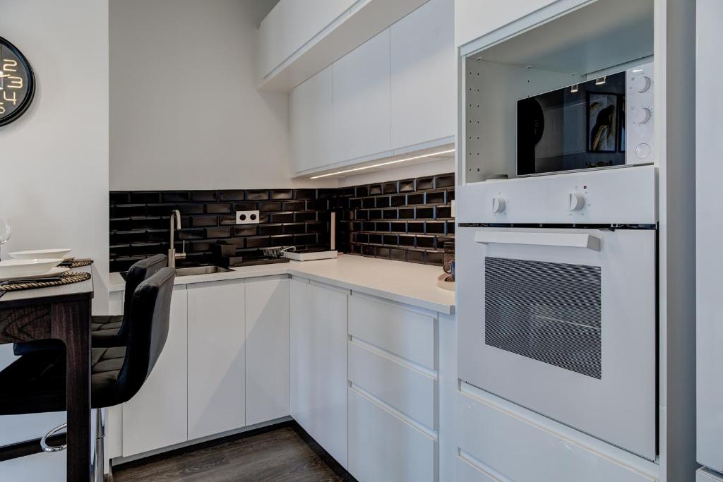 Kuchyňa alebo kuchynka v ubytovaní Garbary 104 - Modern Apt near Old Town - King Bed - Free Parking