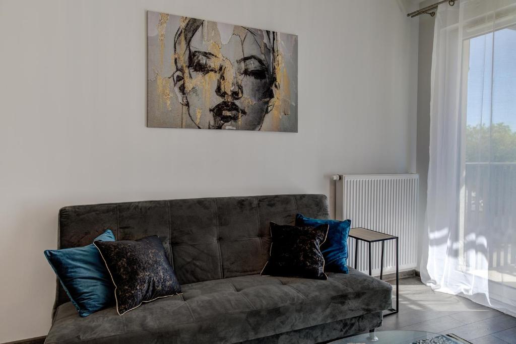 Posedenie v ubytovaní Garbary 104 - Modern Apt near Old Town - King Bed - Free Parking