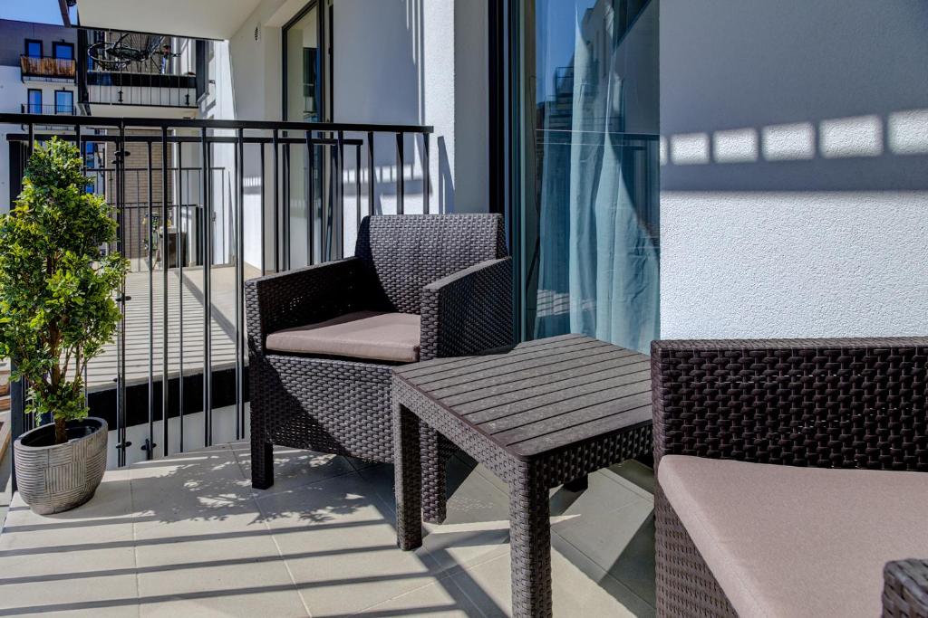 Balkón alebo terasa v ubytovaní Garbary 104 - Modern Apt near Old Town - King Bed - Free Parking