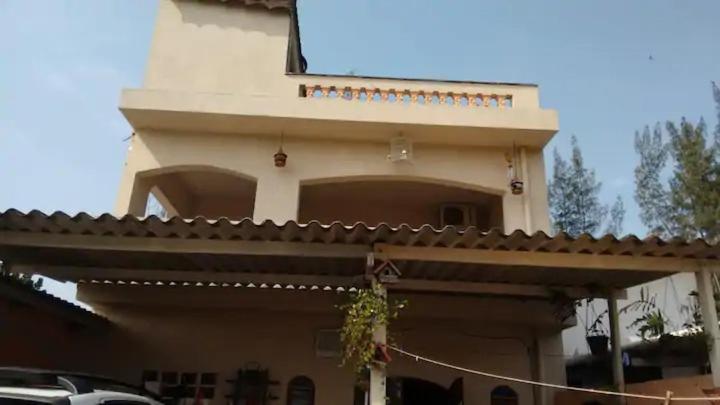 a building with a car parked in front of it at Pé na areia in Ilha Comprida