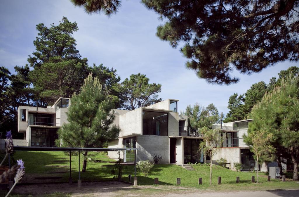 una vista exterior de una casa con árboles en V & D - Casas en Mar Azul en Balneario Mar Azul