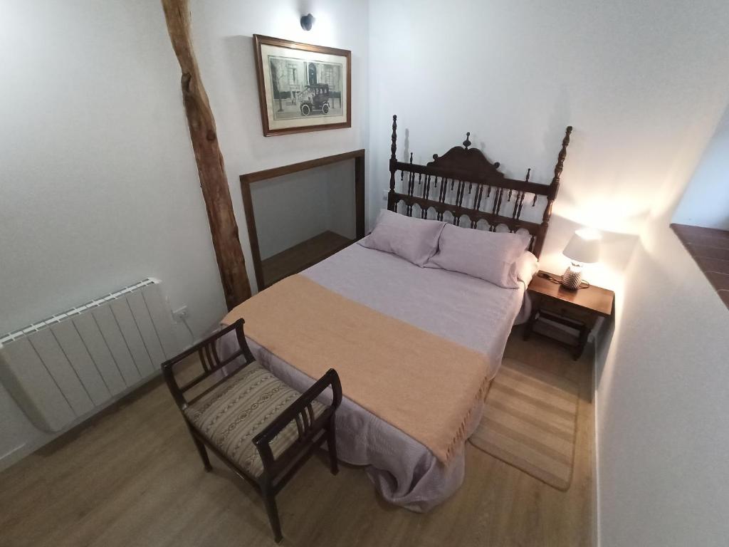 A bed or beds in a room at Casa Rural Casona Camino Pedraza - 4 Estrellas