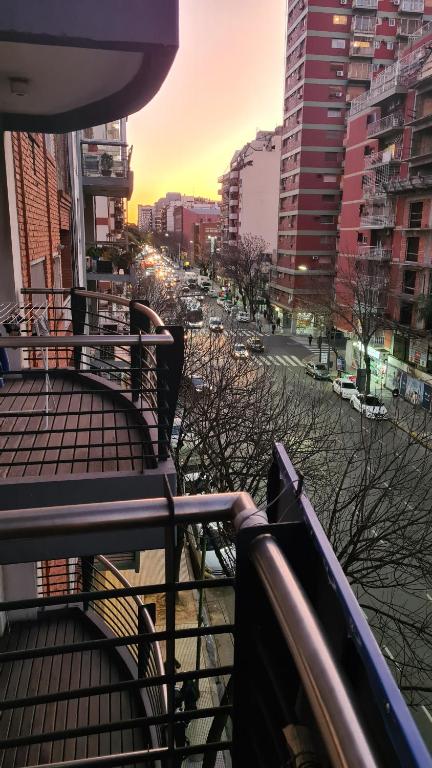 Un balcón con vista a una ciudad con edificios. en Edificio San Juan de Buenos Aires., en Buenos Aires