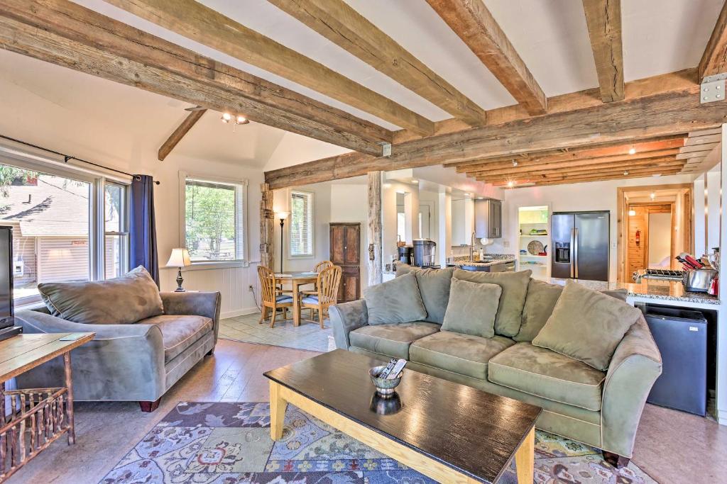 ein Wohnzimmer mit zwei Sofas und einem Tisch in der Unterkunft Less Than 1 Mi to Dtwn! Lakefront Manitou Cottage in Suttons Bay