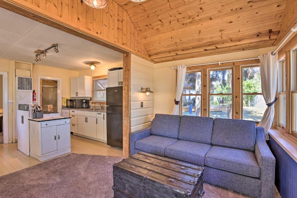 ein Wohnzimmer mit einer blauen Couch und einer Küche in der Unterkunft half Mi to Dtwn Suttons Bay! Lakefront Cottage in Suttons Bay