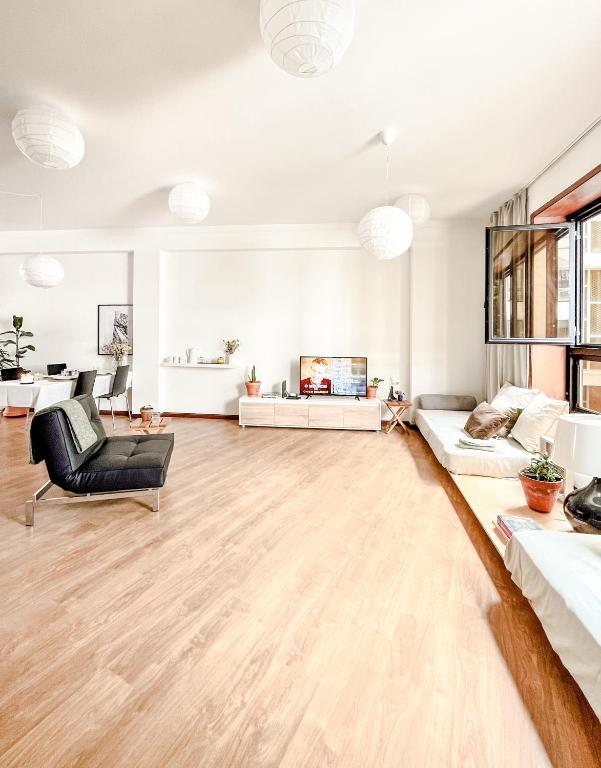 Central Loft with free parking - 4