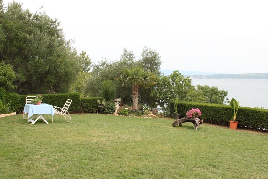 Zdjęcie z galerii obiektu Apartments by the sea Posedarje, Novigrad - 6617 w mieście Posedarje
