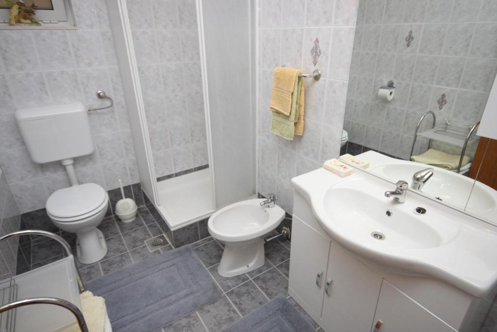 Zdjęcie z galerii obiektu Apartments by the sea Posedarje, Novigrad - 6617 w mieście Posedarje