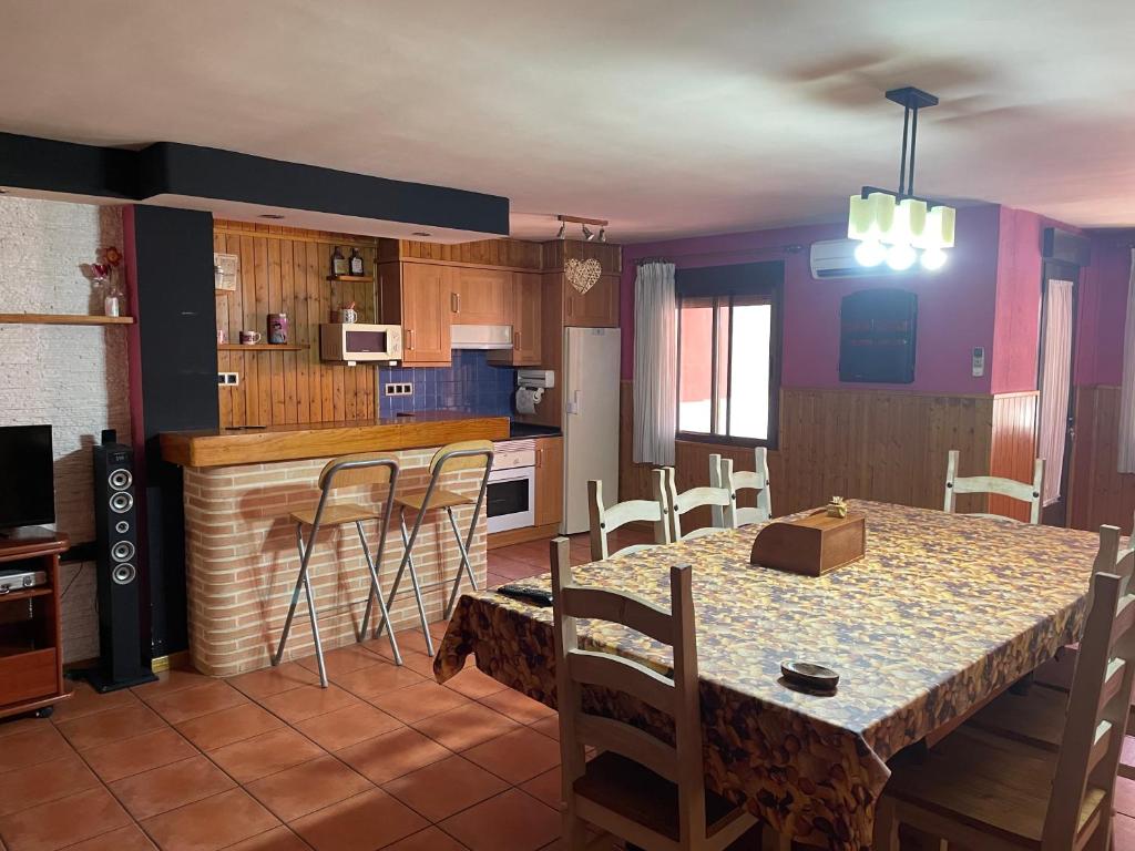 a kitchen and dining room with a table and chairs at Casa espaciosa con sala de juntas in Consuegra