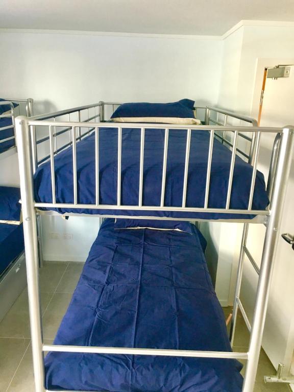 Postel nebo postele na pokoji v ubytování Metro Adventurer Backpackers