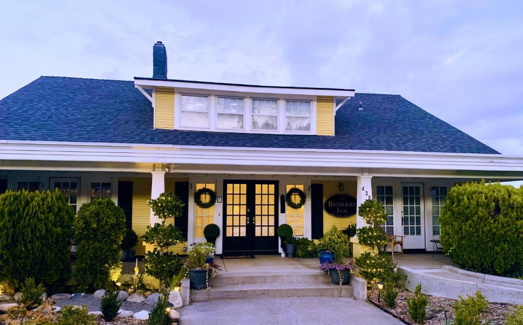 uma casa amarela com um telhado azul em Bayberry Inn B&B and Oregon Wellness Retreat em Ashland