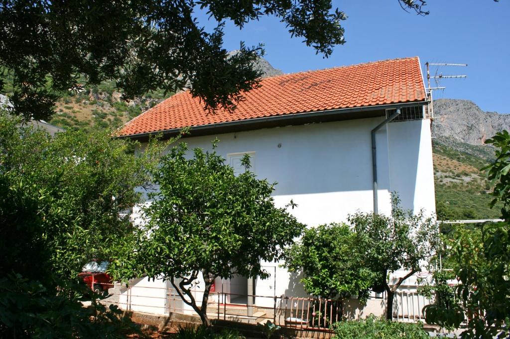 uma casa branca com um telhado laranja em Twin Room Podaca 6824c em Podaca