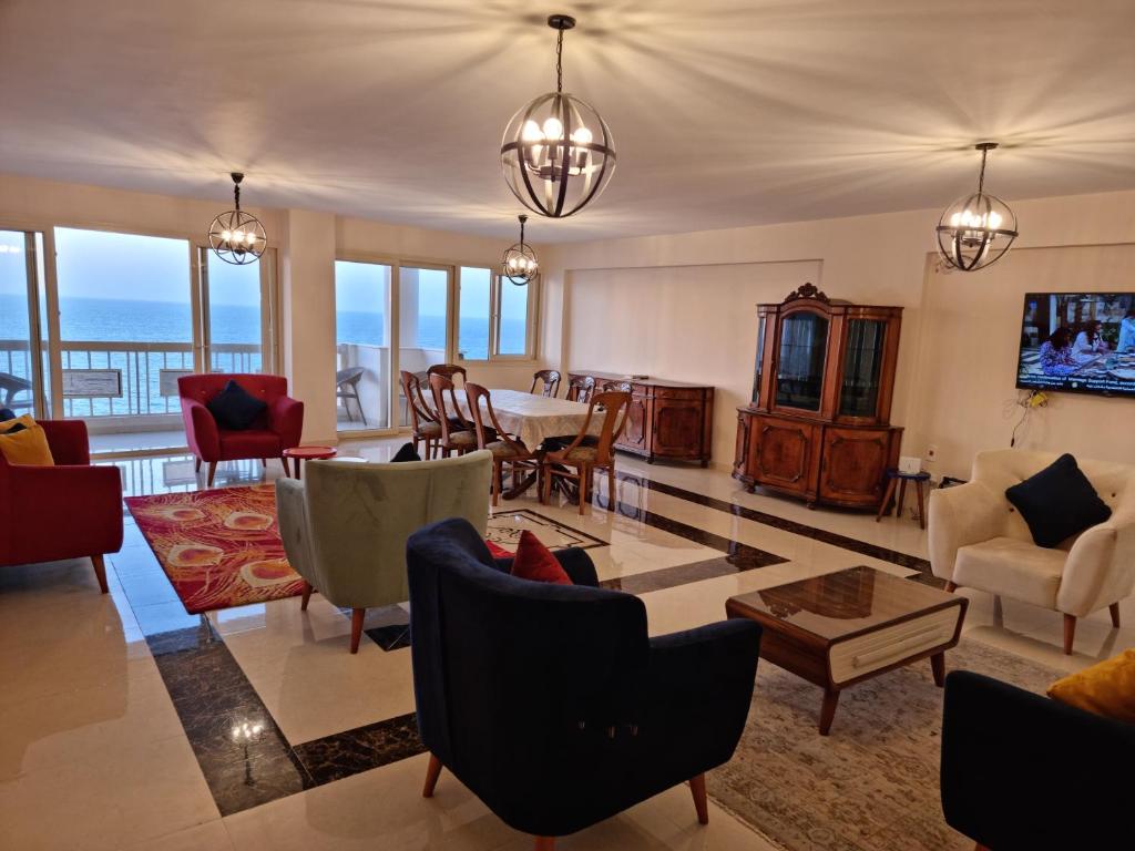 uma sala de estar com vista para o oceano em Alex sea view apartment - families only em Alexandria