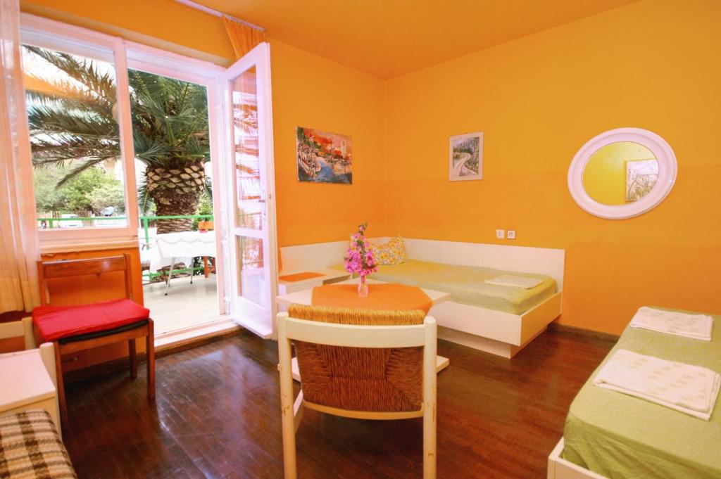 Fotografia z galérie ubytovania Apartments and rooms with parking space Makarska - 6644 v destinácii Makarska