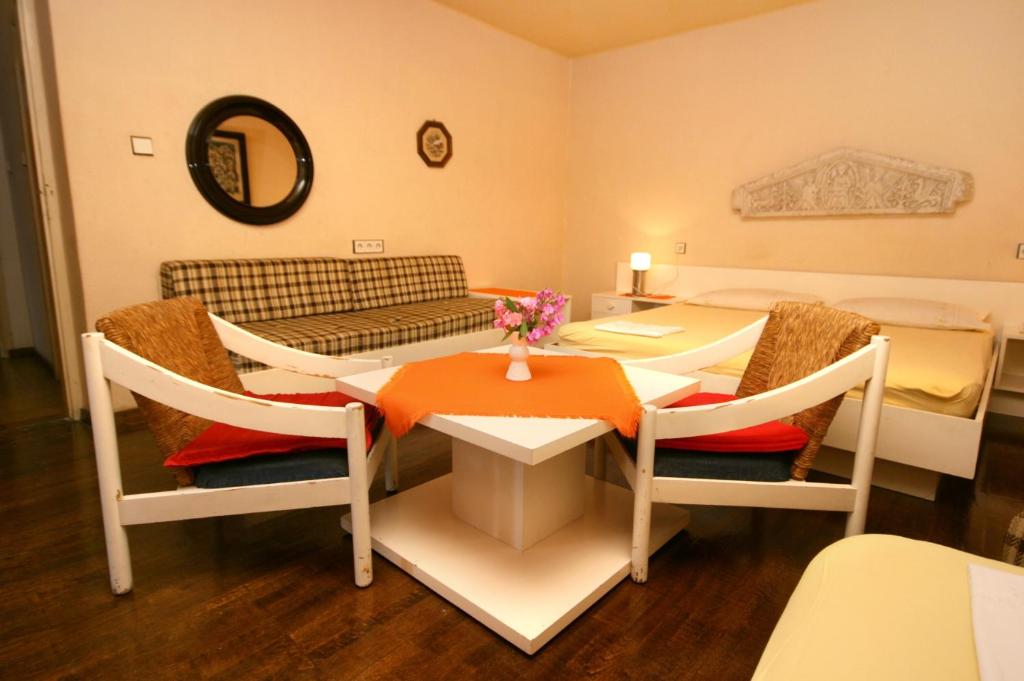 Fotografia z galérie ubytovania Apartments and rooms with parking space Makarska - 6644 v destinácii Makarska