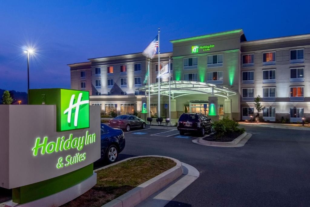 um hotel com uma placa em frente a um parque de estacionamento em Holiday Inn Hotel & Suites Beckley, an IHG Hotel em Beckley