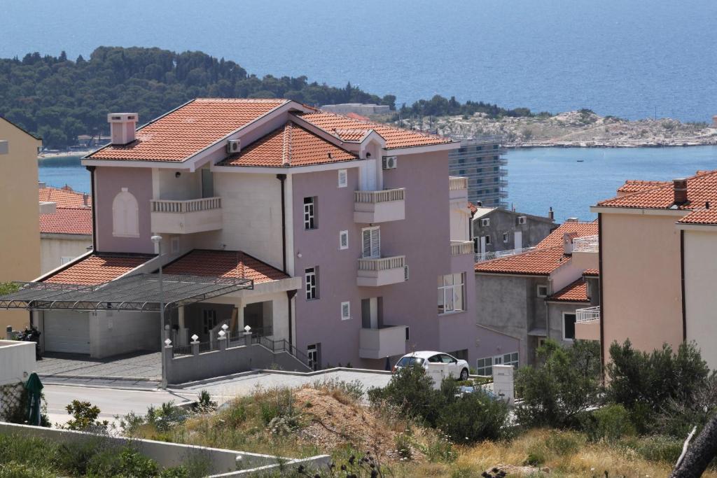Apartments with a parking space Makarska - 6694