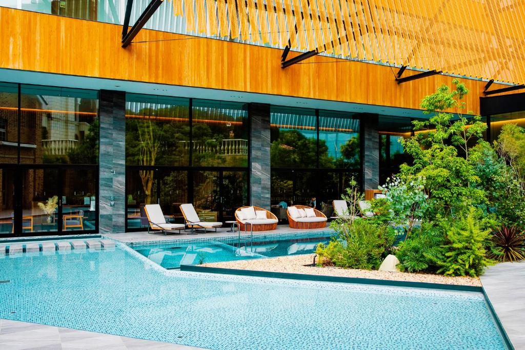 uma piscina em frente a um edifício em Garden Terrace Fukuoka em Fukuoka