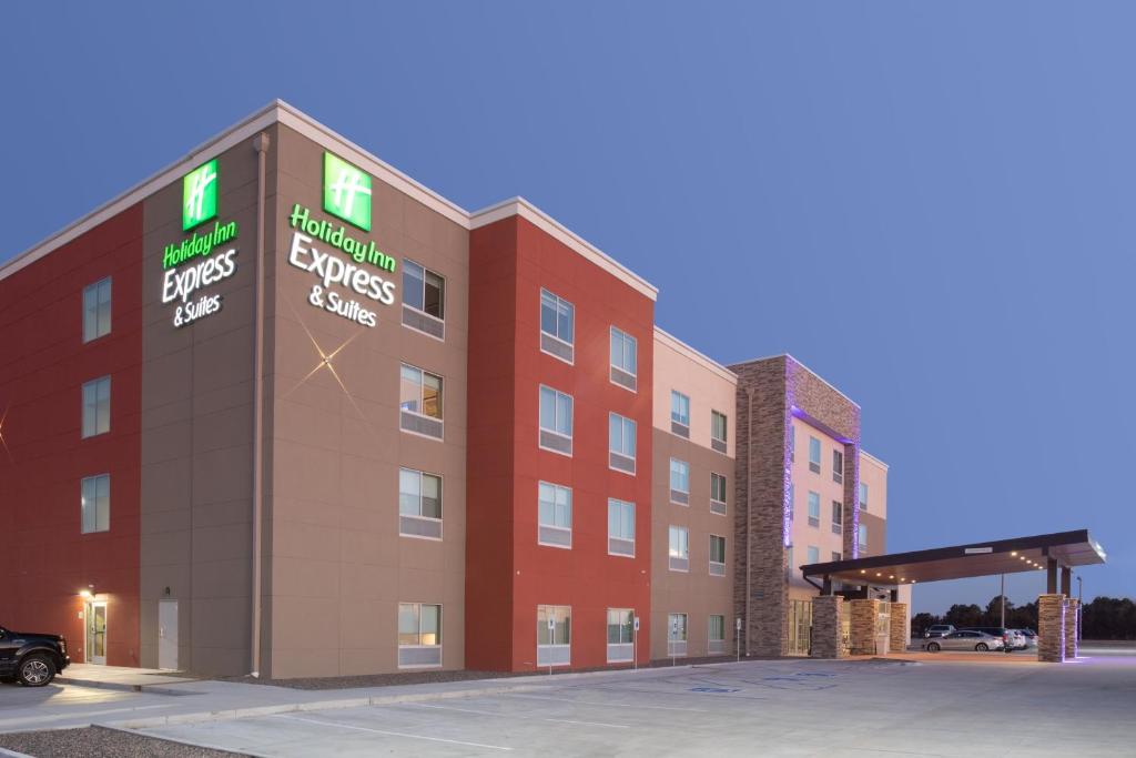 Holiday Inn Express & Suites - Goodland I-70, an IHG Hotel في Goodland: تقديم مبنى للفندق مع محطة وقود
