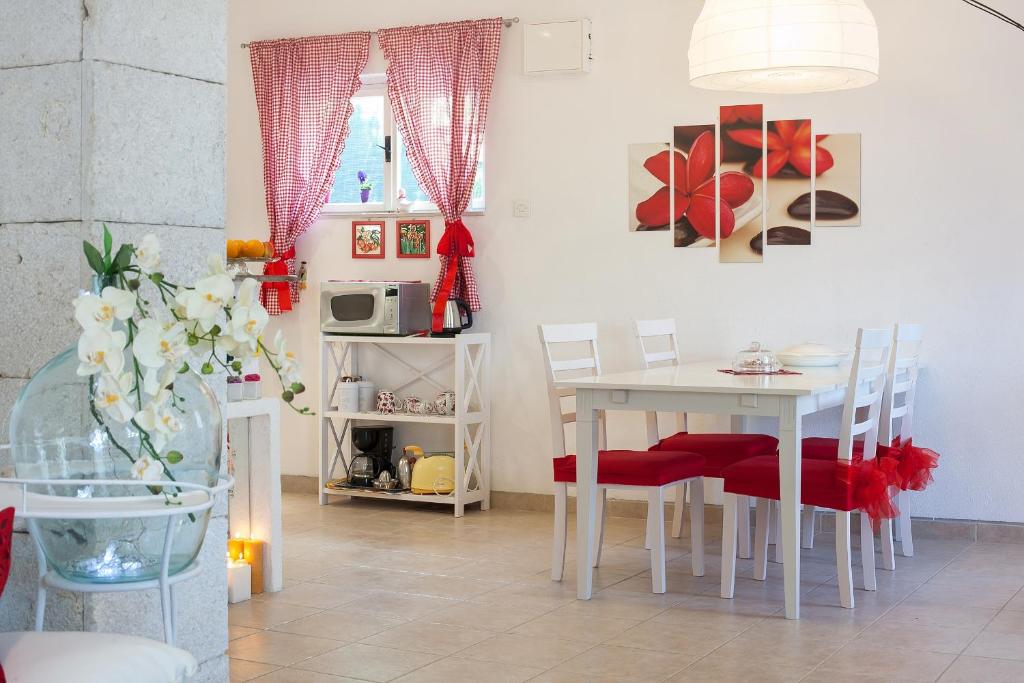 Fotografia z galérie ubytovania Family friendly house with a swimming pool Kotisina, Makarska - 6809 v destinácii Makarska