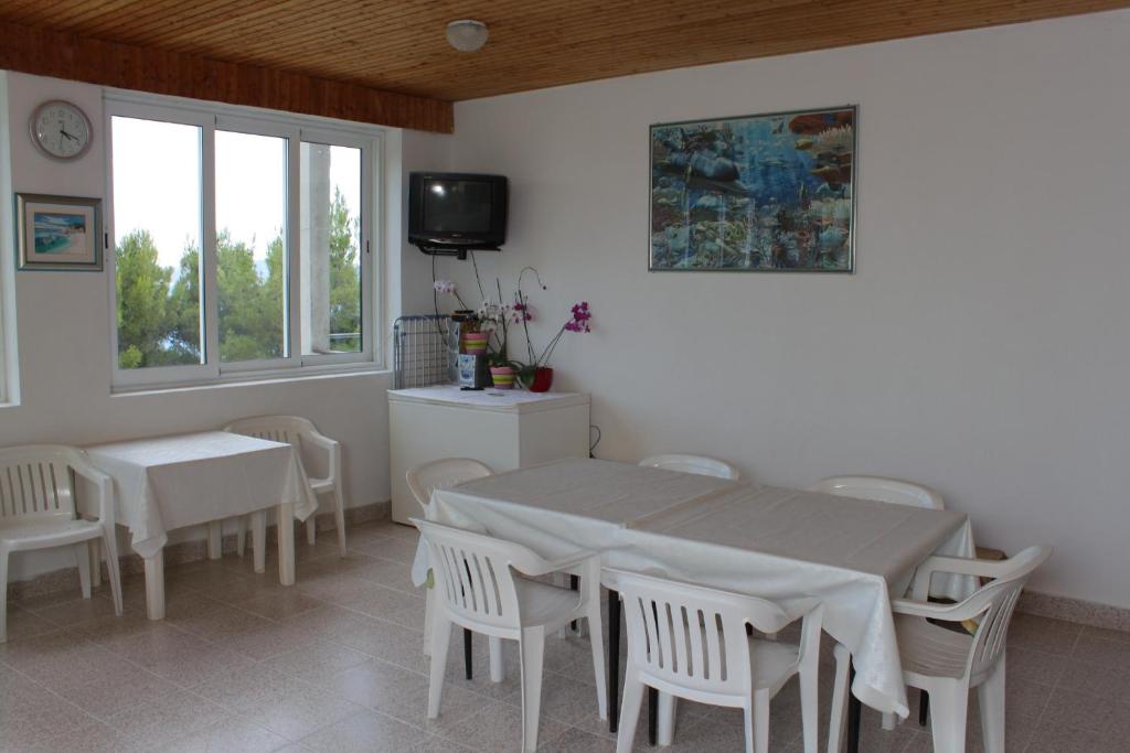 Fotografia z galérie ubytovania Apartments with a parking space Brela, Makarska - 6906 v destinácii Brela