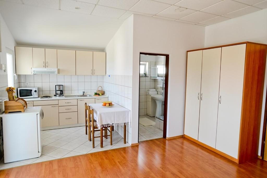 Kuchyňa alebo kuchynka v ubytovaní Apartments with a parking space Sukosan, Zadar - 6131