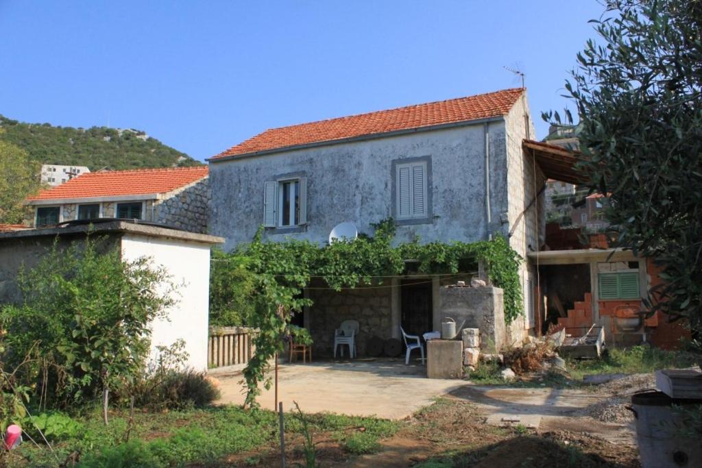 einem externen Blick auf ein Haus mit Hof in der Unterkunft Holiday house Lastovo - 8289 in Lastovo