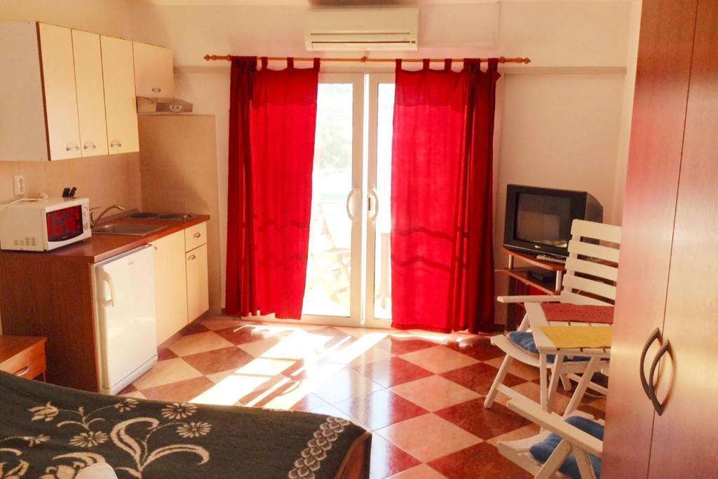 Kuchyňa alebo kuchynka v ubytovaní Apartments by the sea Pasadur, Lastovo - 8391
