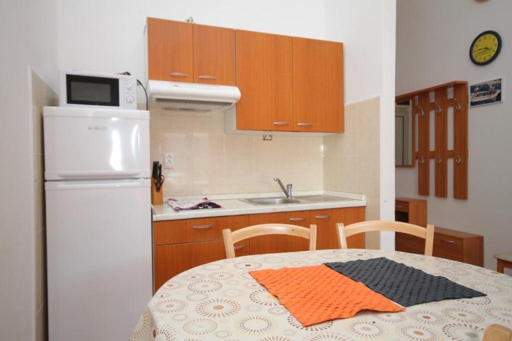 Kuchyňa alebo kuchynka v ubytovaní Apartments by the sea Pasadur, Lastovo - 8391