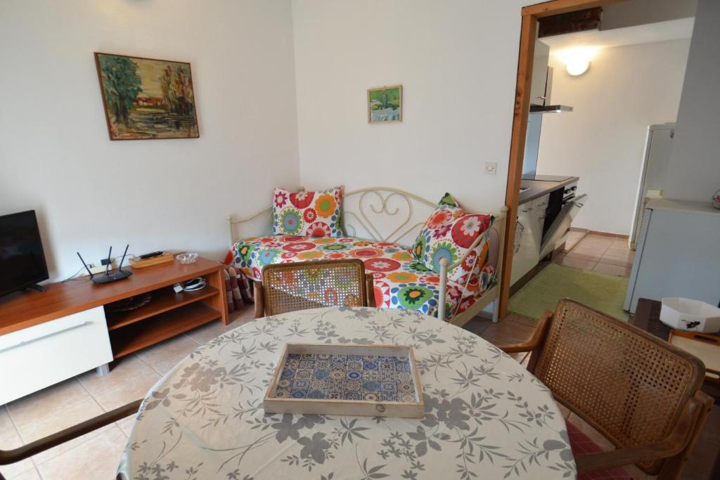 Televízia a/alebo spoločenská miestnosť v ubytovaní Apartment Zaglav 8170b