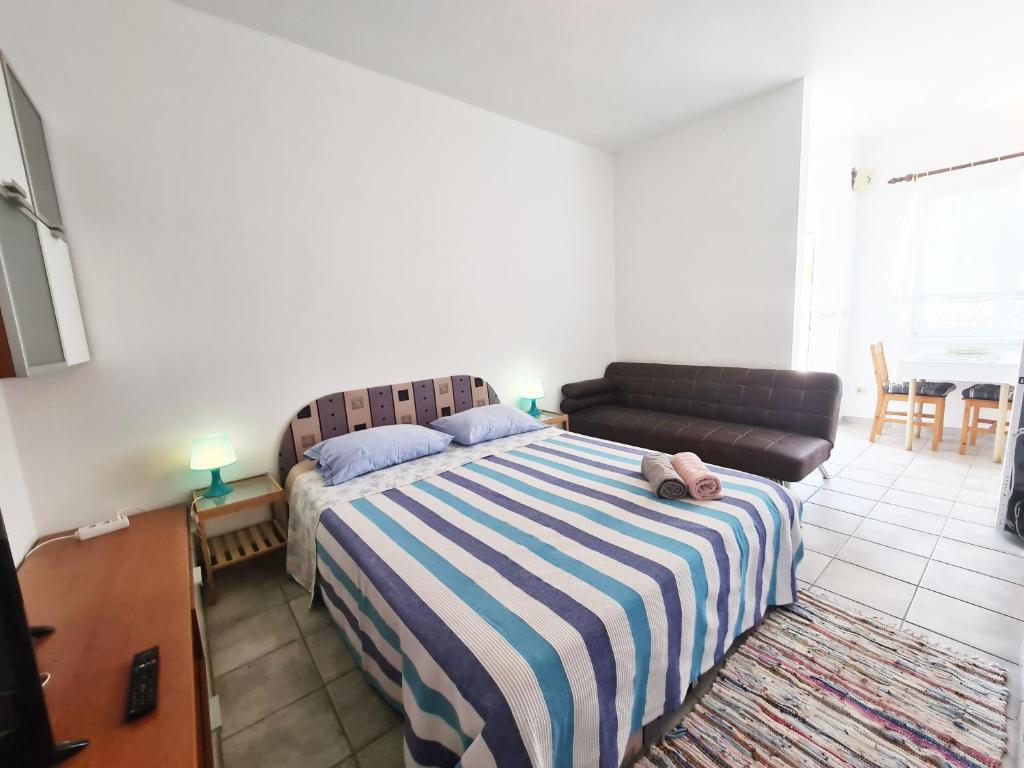 Postel nebo postele na pokoji v ubytování Apartments and rooms by the sea Zaglav, Dugi otok - 8170