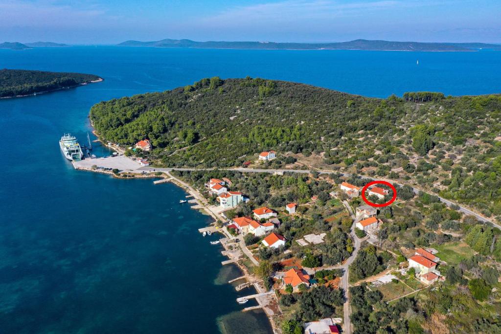 uma vista aérea de uma pequena ilha na água em Apartments with a parking space Brbinj, Dugi otok - 8160 em Brbinj