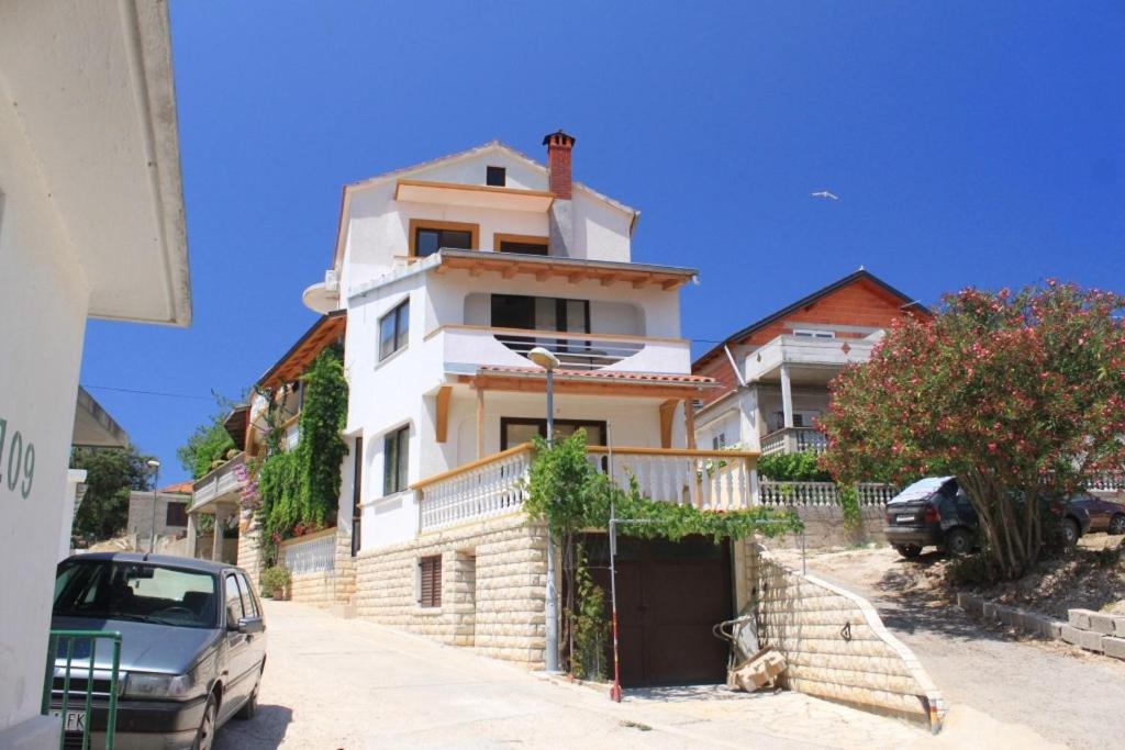 Budova, v ktorej sa apartmán nachádza