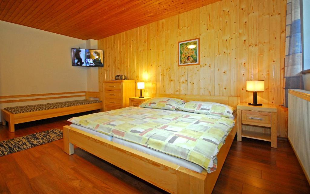 Postel nebo postele na pokoji v ubytování Apartmány a štúdiá Miroslav