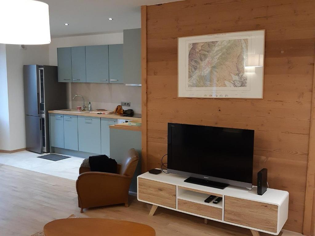 Een TV en/of entertainmentcenter bij Appartement Chamonix-Mont-Blanc, 3 pièces, 4 personnes - FR-1-517-60
