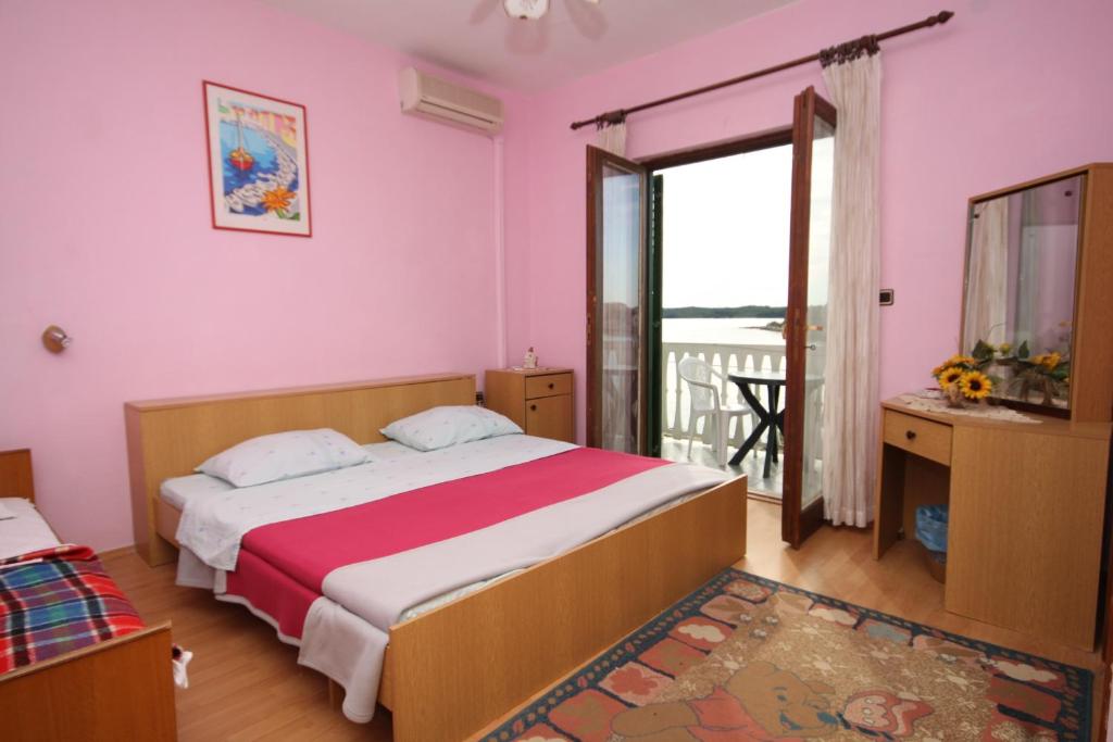 Postel nebo postele na pokoji v ubytování Apartments by the sea Pasman - 8219