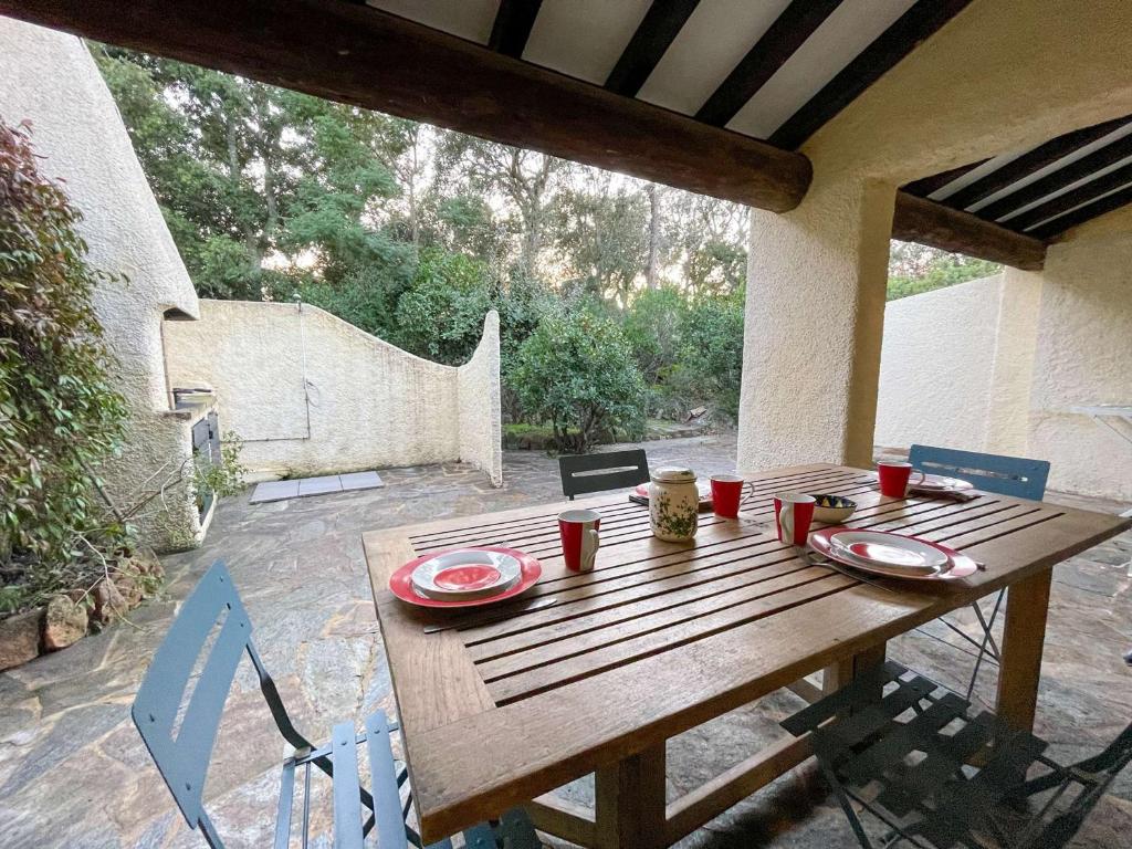 Fotografia z galérie ubytovania Mini-villa à 200m de la plage avec terrasse, barbecue, parking, linge et ménage inclus - FR-1-62-169 v destinácii Porto-Vecchio