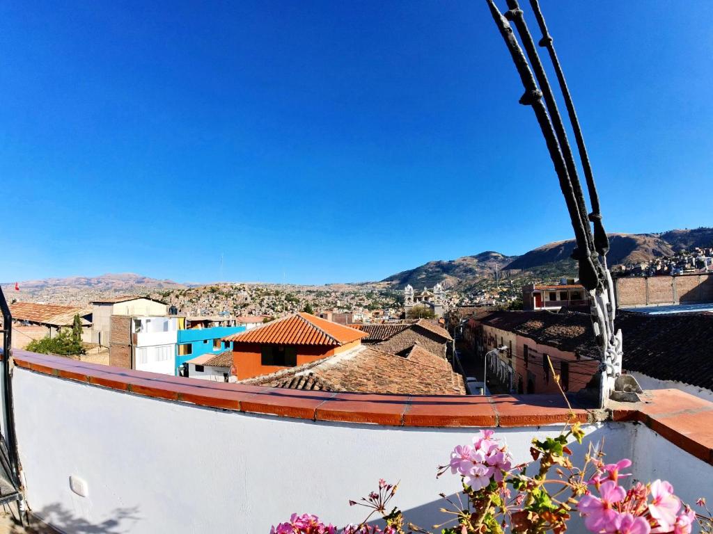 uitzicht op de stad vanaf het dak van een huis bij Hospedaje Bellido in Ayacucho