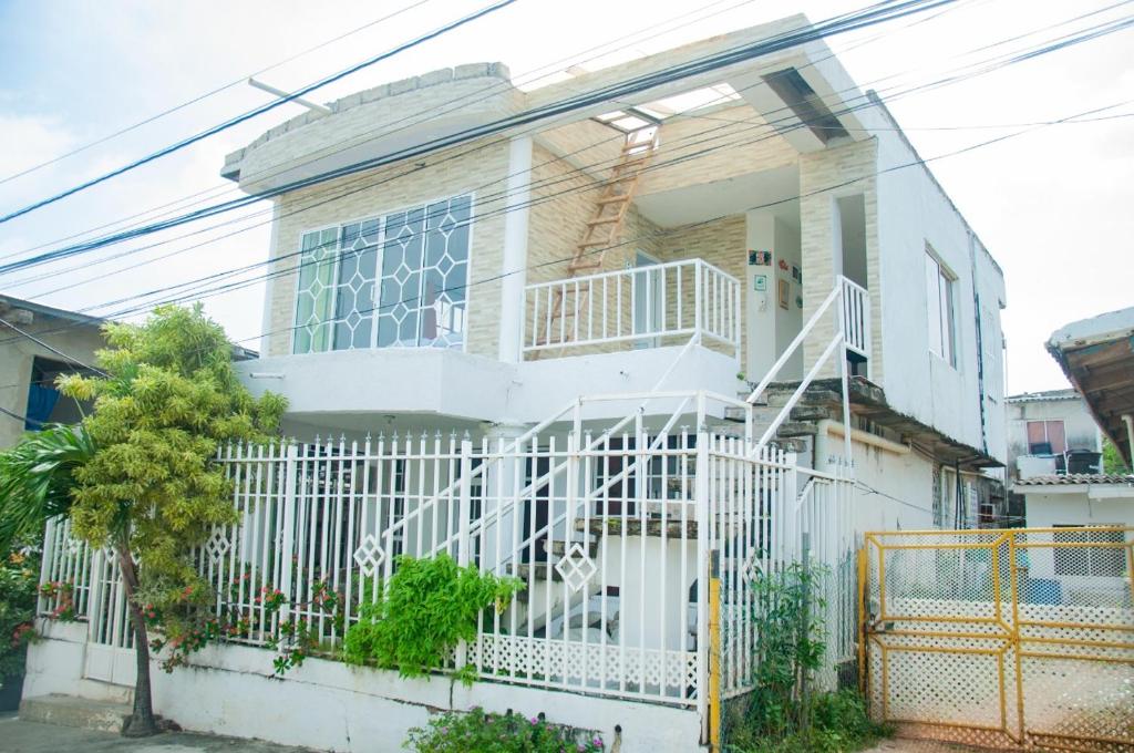 una casa blanca con una valla blanca en Roxi's Place, en San Andrés