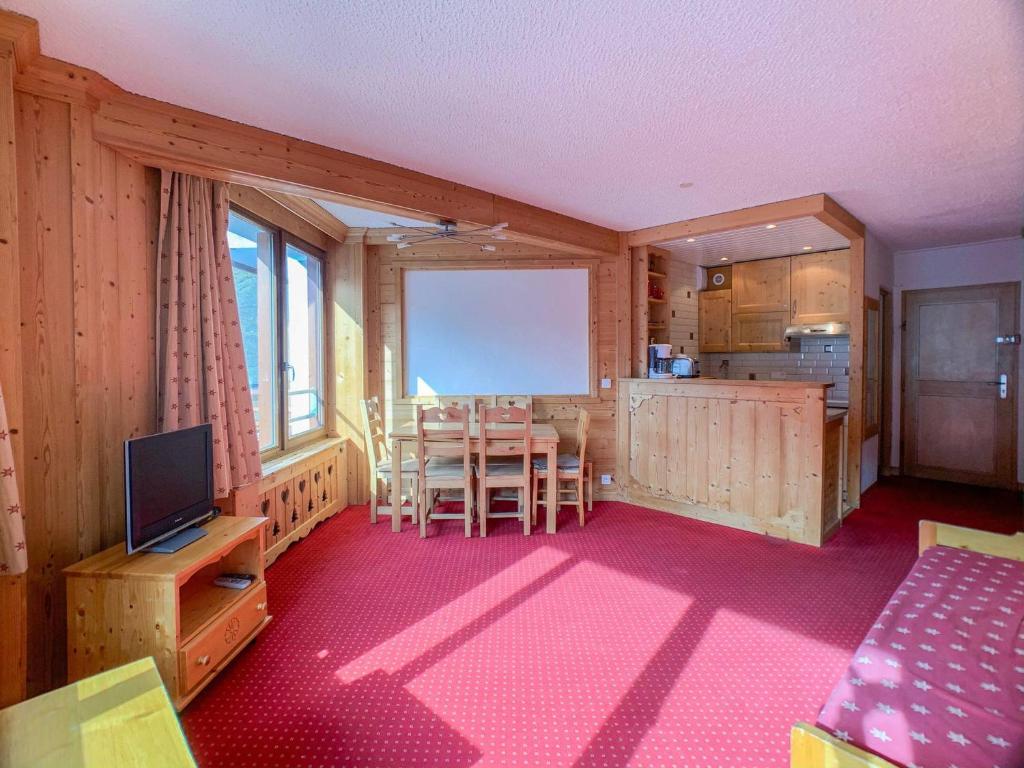 Appartement Tignes, 3 pièces, 8 personnes - FR-1-502-363 tesisinde bir televizyon ve/veya eğlence merkezi