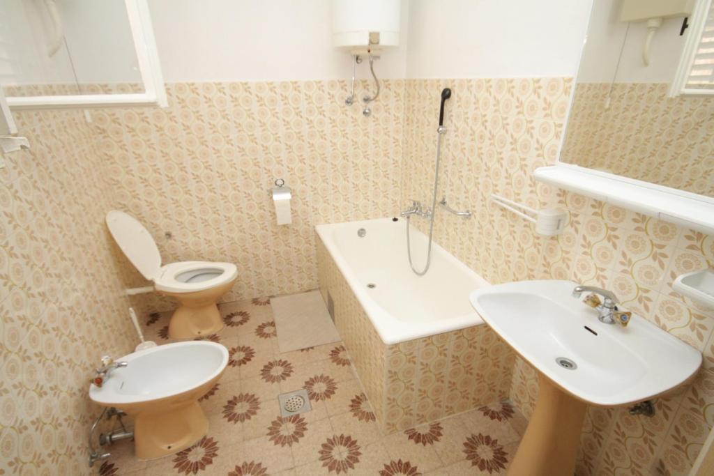 Kúpeľňa v ubytovaní Apartments by the sea Kukljica, Ugljan - 8283